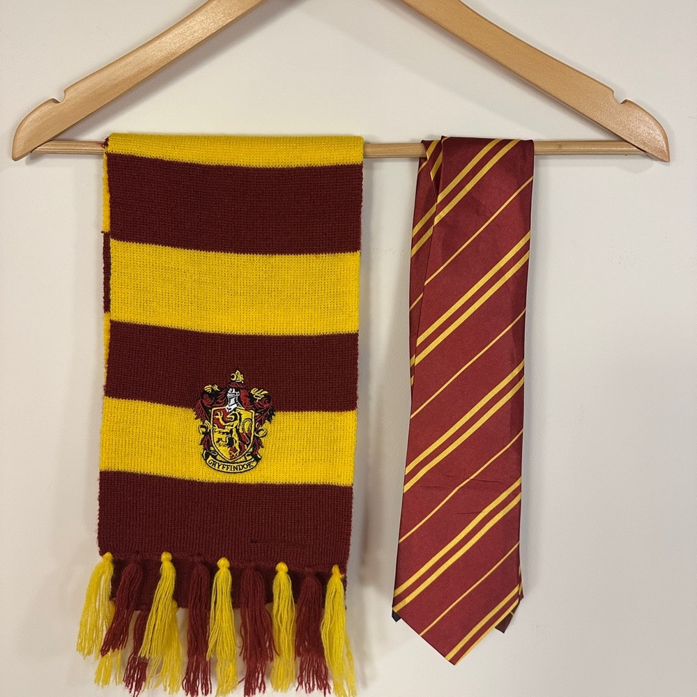 Premium Harry Potter 4-piece Gryffindor Robe Set size 6-8 - Picture 6 of 6